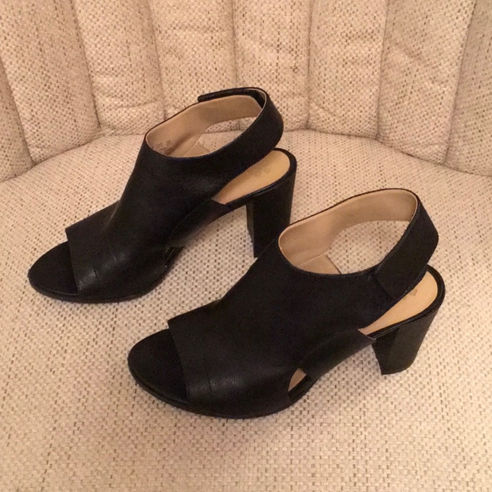 Naturalizer sandals. Black leather.